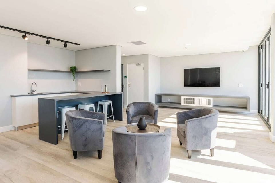 2-Bedroom with Pool, Gym & Parking (21735)