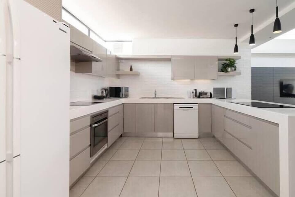 Metropole Room with Shared Facilities (23530)