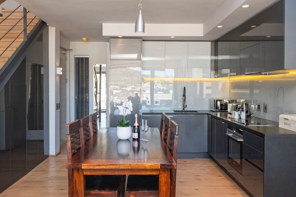 Adderley Loft with Mountain Views & Parking (26881)