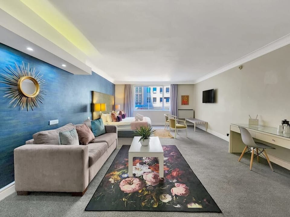 Hollow on Square (W) · Modern 1-Bedroom Apartment (3372)