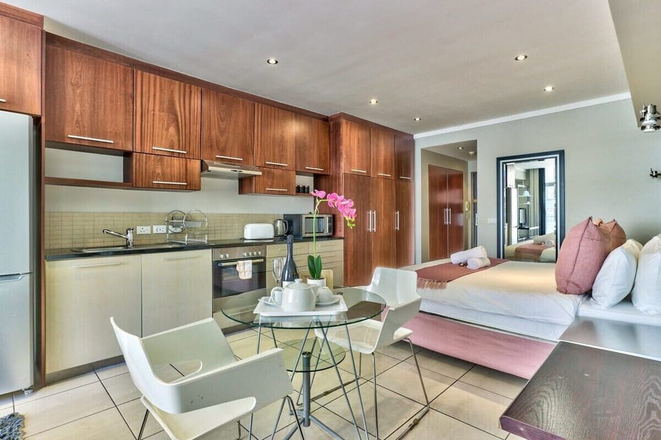 Work from Home Haven - Views, fast WIFI, Gym &Park (3595)