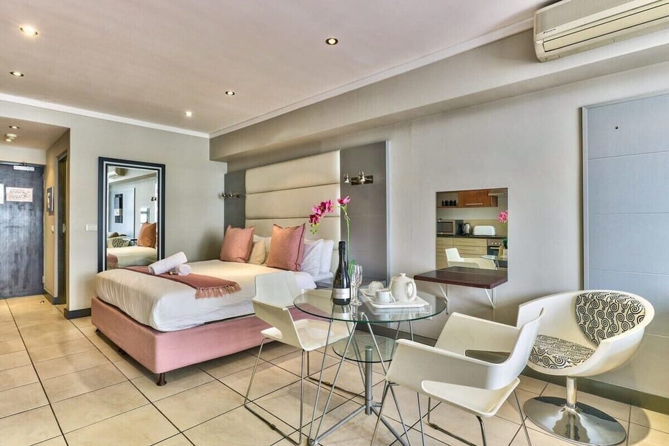 Work from Home Haven - Views, fast WIFI, Gym &Park (3593)