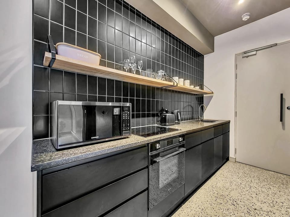 The CBD Jewel  Netflix, Fast WiFi & Concierge (34796)