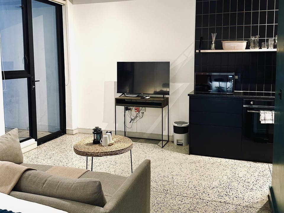 The CBD Jewel  Netflix, Fast WiFi & Concierge (34801)