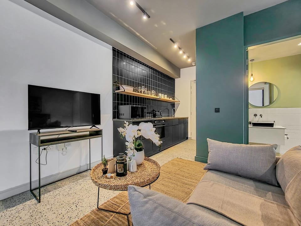 The CBD Jewel  Netflix, Fast WiFi & Concierge (34793)