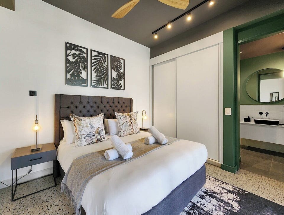 Cosy bedroom with cupboard space and en-suite bathroom