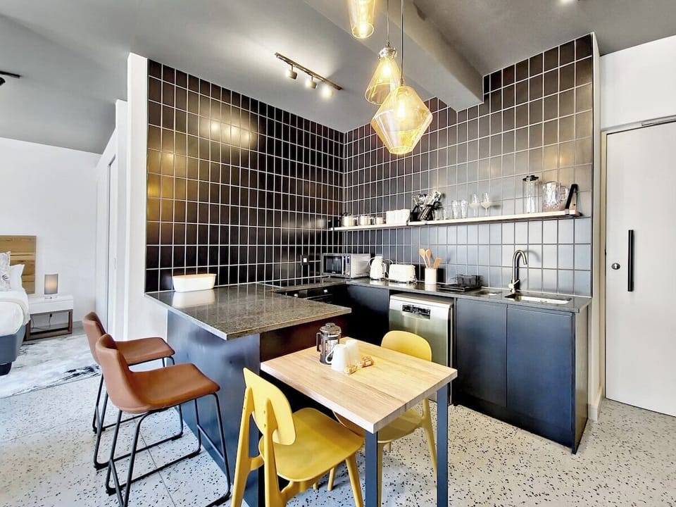 Beautiful,central,secure- hotel living for couples (16137)