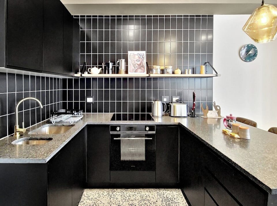 Beautiful, Safe, Stylish and Bright Apartment. (16482)