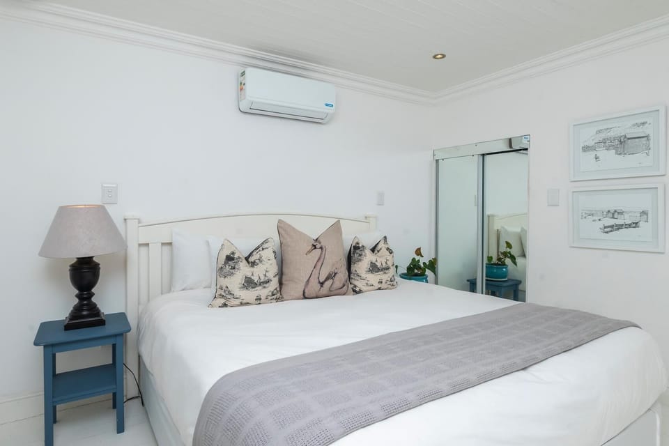 Enclosed Cabin Room in Coastal Navy Town (26366)