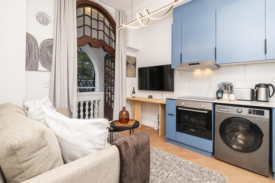 Modern Studio with Balcony – Venice House (28172)