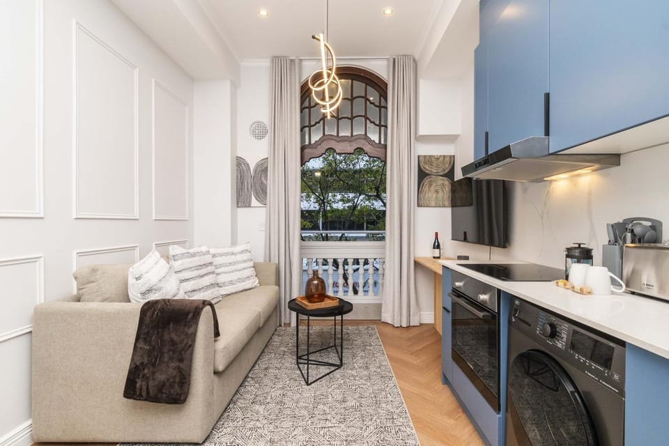 Modern Studio with Balcony – Venice House (28173)