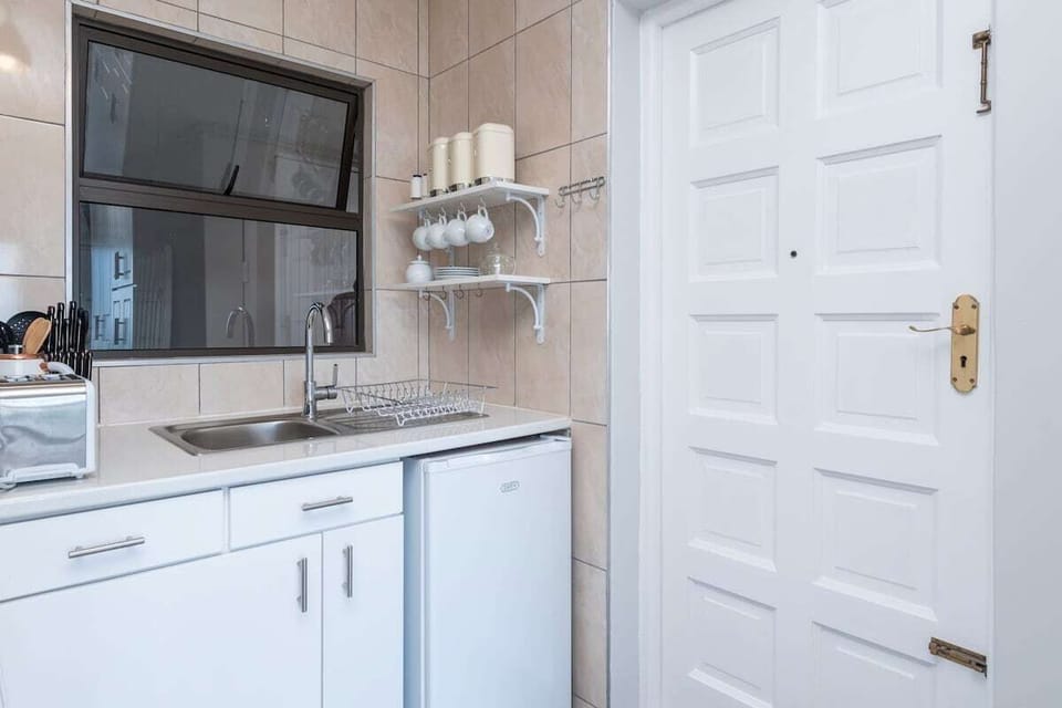 Bantry Bay Studio. Pool & Ocean Views (2305)