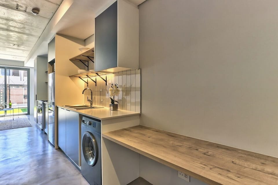 Secure, Central, Worker Bee's luxury pad with pool (3123)