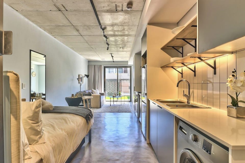 Secure, Central, Worker Bee's luxury pad with pool (3122)