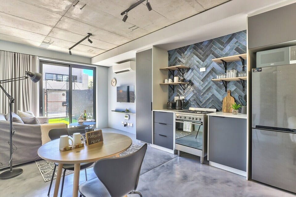 Secure, Central, Worker Bee's luxury pad with pool (3113)