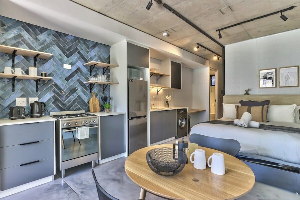 Secure, Central, Worker Bee's luxury pad with pool (3125)