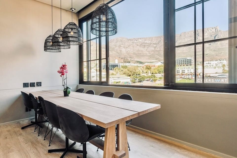 Sleek & Spacious City Loft in Town (31088)