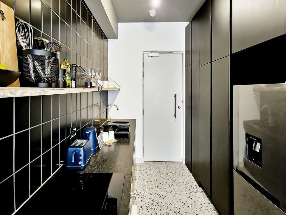 Brand new, luxury, wifi, pool with 24hr security (31071)