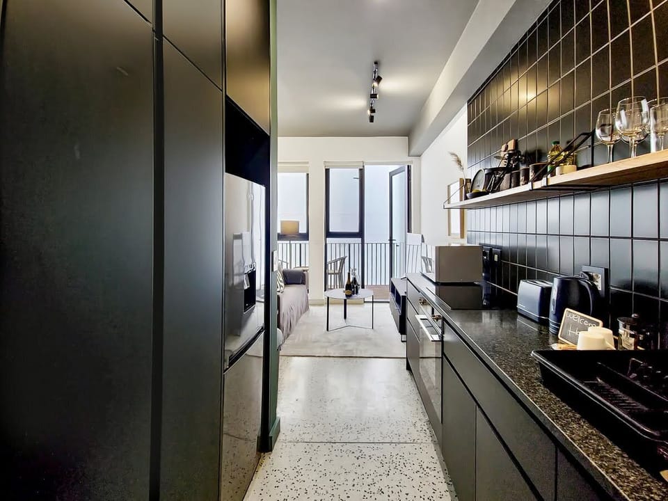 Brand new, luxury, wifi, pool with 24hr security (31073)