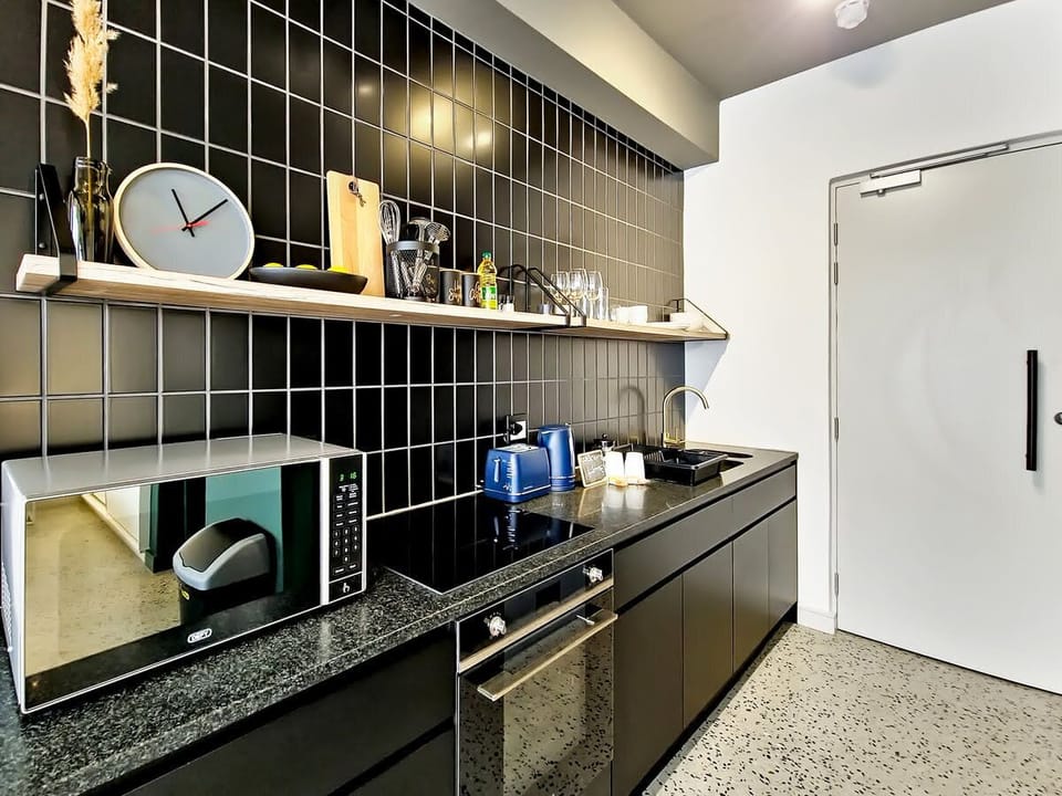 Brand new, luxury, wifi, pool with 24hr security (31072)