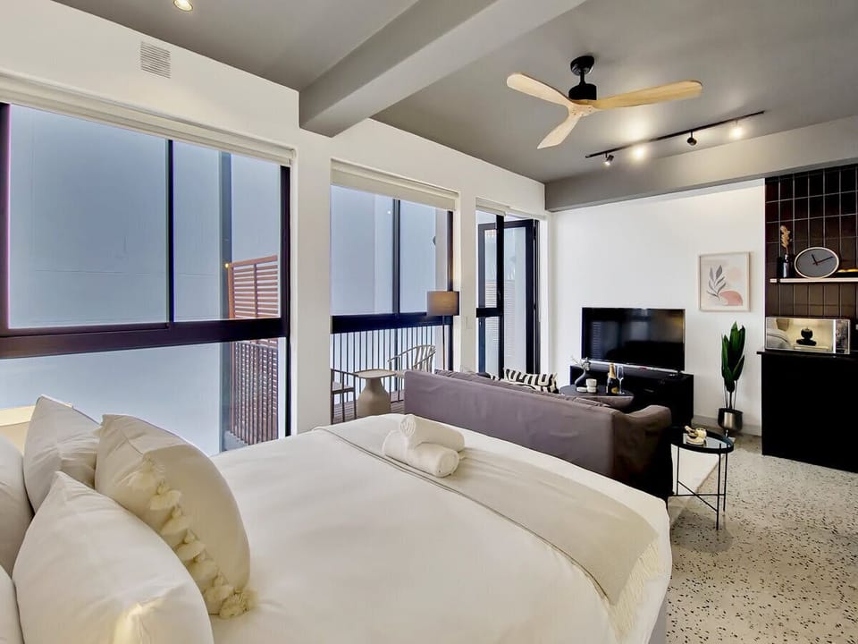 Brand new, luxury, wifi, pool with 24hr security (31082)