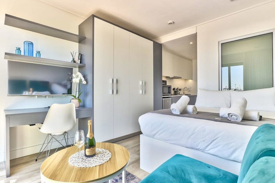 Trendy Bright Apt Galleries Old biscuit Mill mkt (7979)