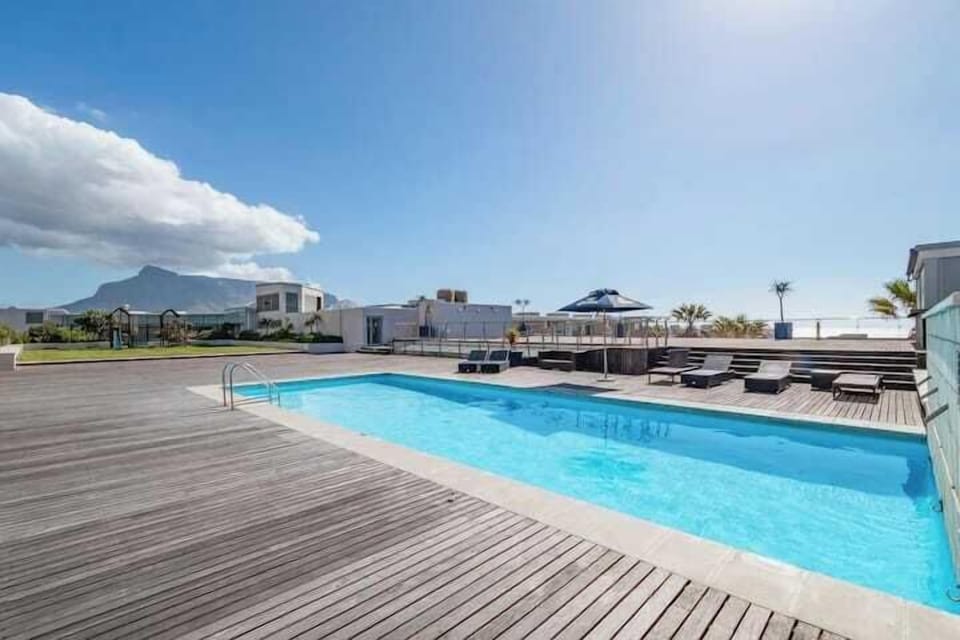 Coastal Escape with Stunning Mountain Backdrop (10389)