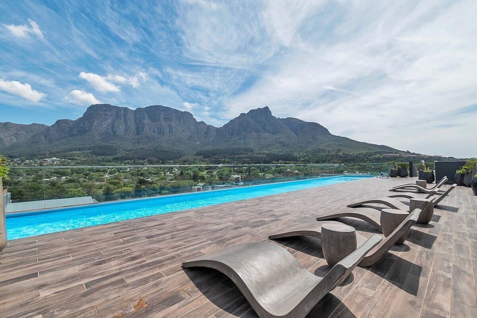 Rooftop with breathtaking views of Table Mountain. (12578)