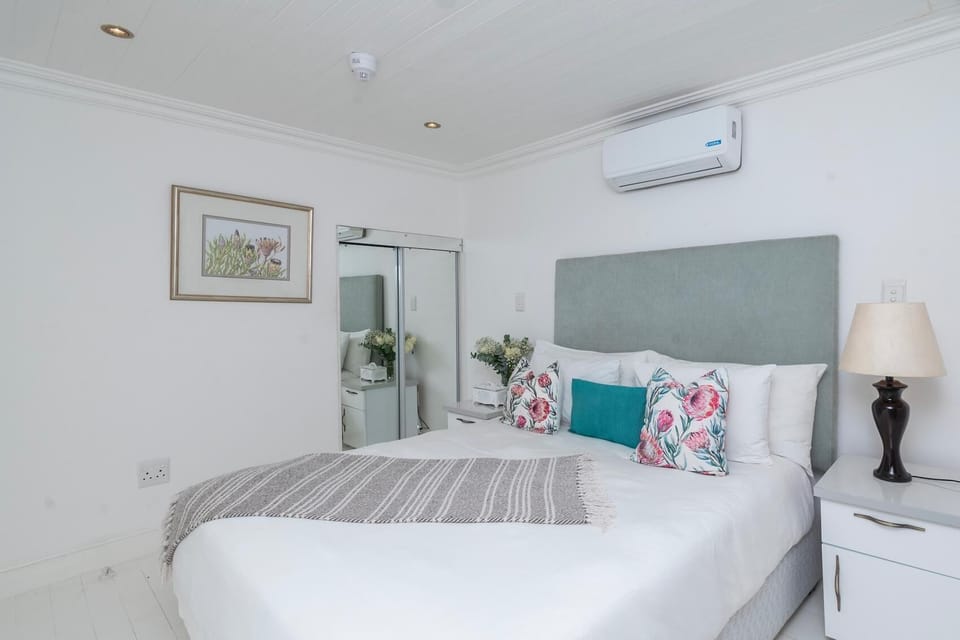 Enclosed Coastal Cabin Retreat in Navy Town (26485)