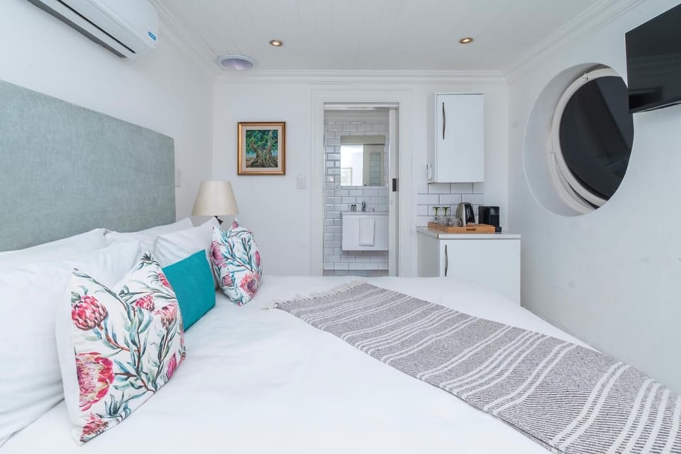 Enclosed Coastal Cabin Retreat in Navy Town (26486)