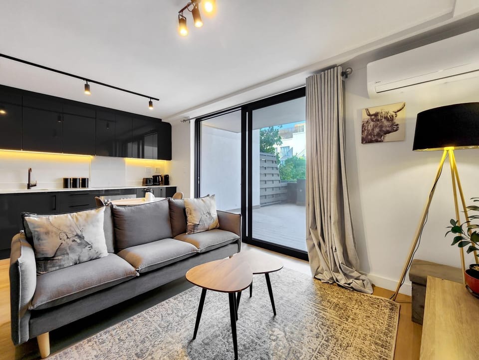 Newlands Peak Modern 1BR - Pool & Gym & Workspaces (27836)