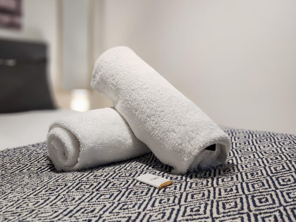 Newlands Peak Modern 1BR - Pool & Gym & Workspaces (27842)