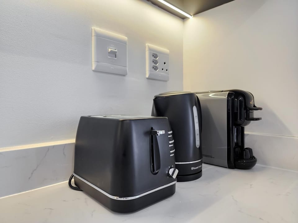 Newlands Peak Modern 1BR - Pool & Gym & Workspaces (27833)