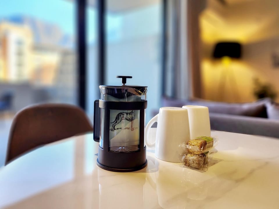 Newlands Peak Modern 1BR - Pool & Gym & Workspaces (27831)