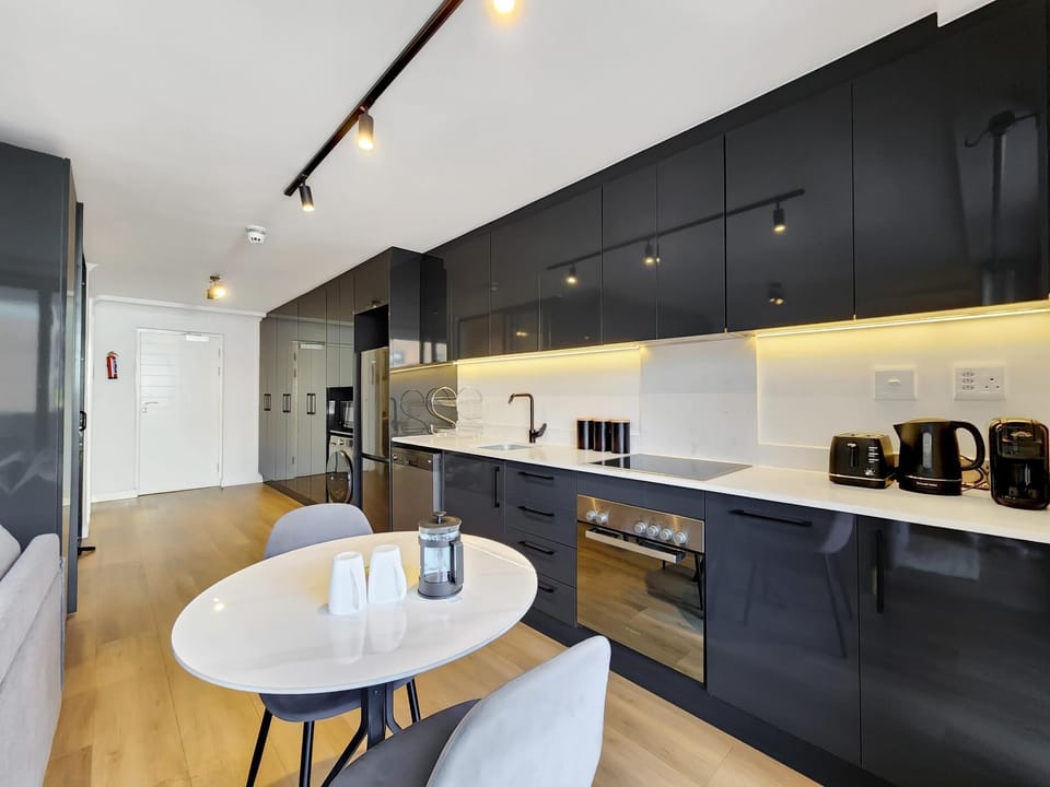 Newlands Peak Modern 1BR - Pool & Gym & Workspaces (27877)