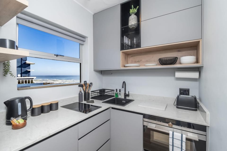 Elegant Studio Living in Mouille Point (28184)
