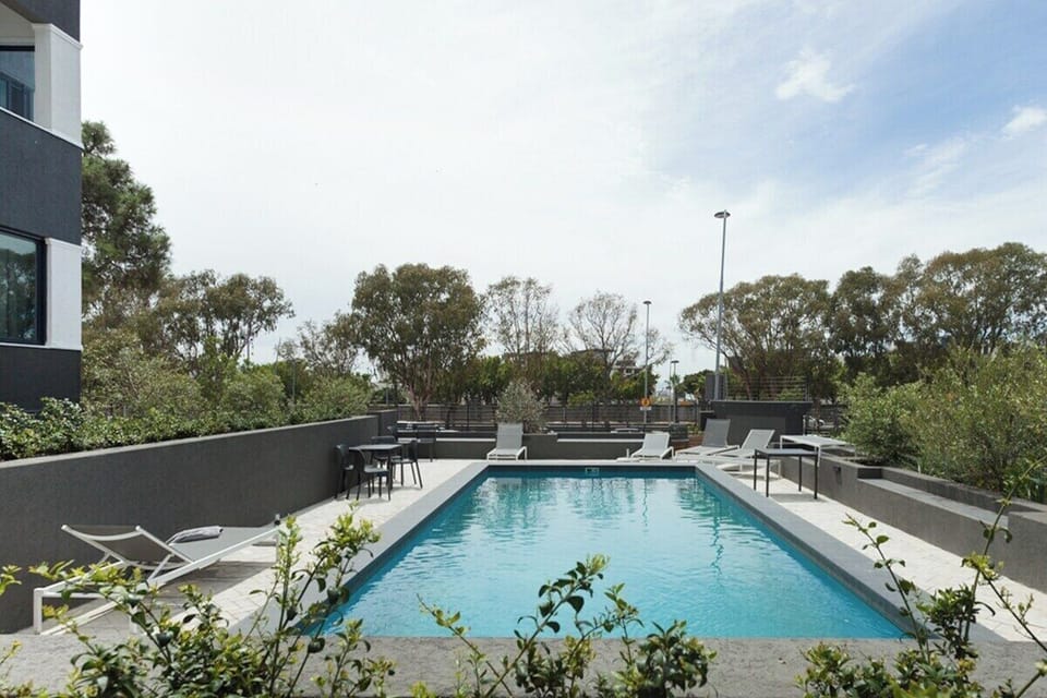 Chic Style on Greenpoint Main Road. Pool & Parking (2343)
