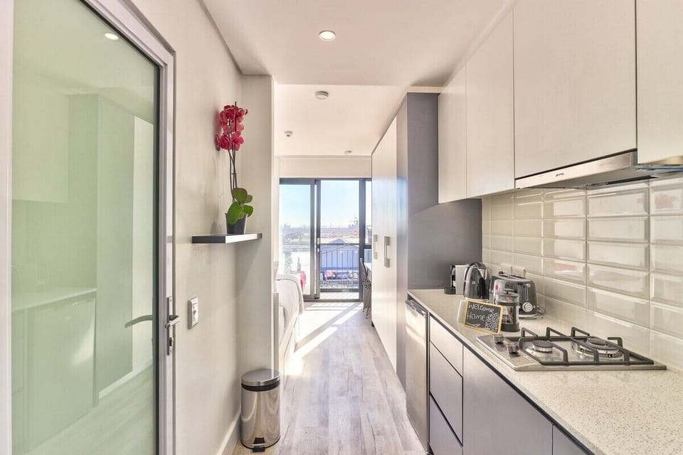 Harbour view studio with parking and Wi-Fi (9765)