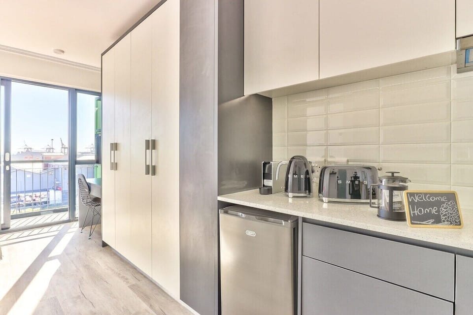 Harbour view studio with parking and Wi-Fi (9767)