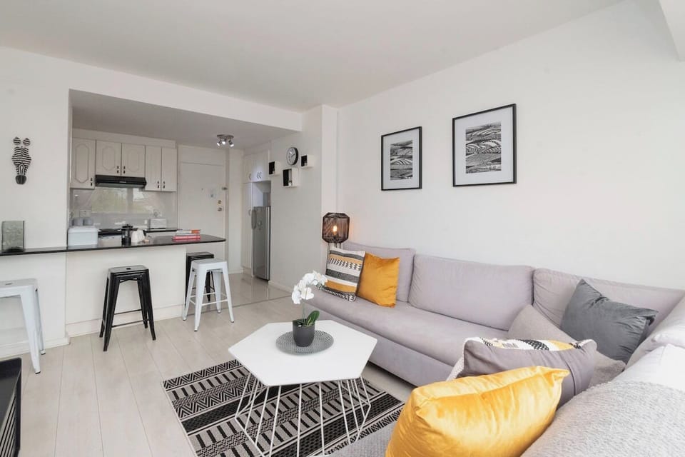 Contemporary Retreat in Prime Sea Point Location (11912)