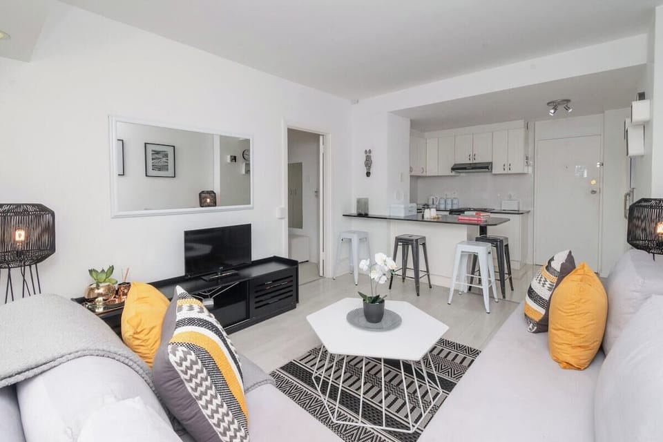 Contemporary Retreat in Prime Sea Point Location (11913)