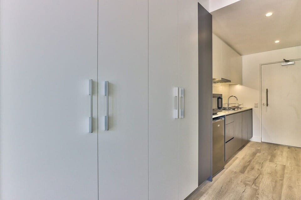 Modern studio in unconventional Woodstock (12262)
