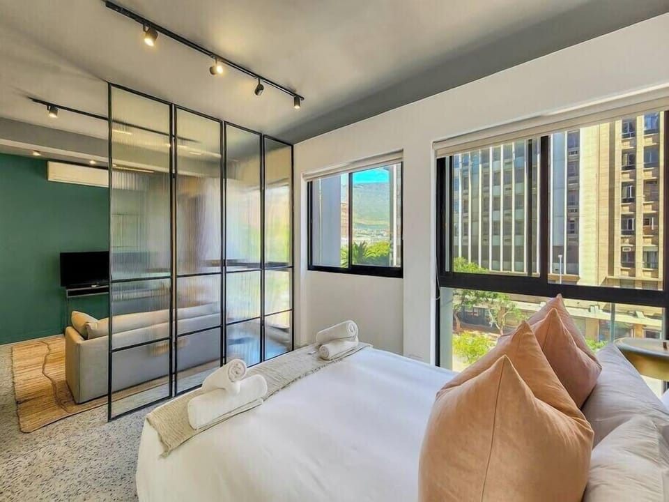 2nd Floor Luxury in City, Pool, Secure, Wifi (14331)