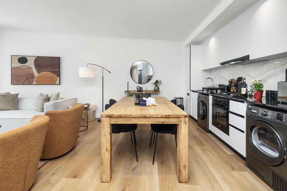 Modern 2-Bed Apartment in Claremont with Balcony (25807)