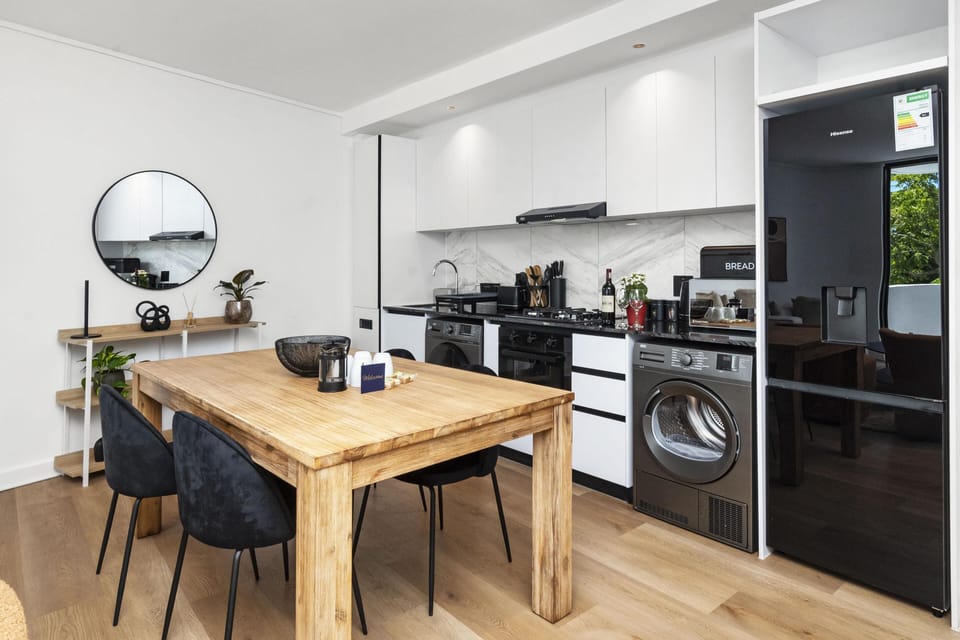 Modern 2-Bed Apartment in Claremont with Balcony (25806)