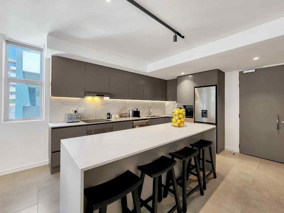 Modern 2-Bedroom in Green Point  Pool & Parking (31518)
