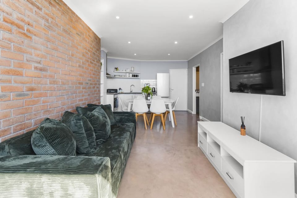 Harbour View Stylish Woodstock Apartment w Balcony (27424)