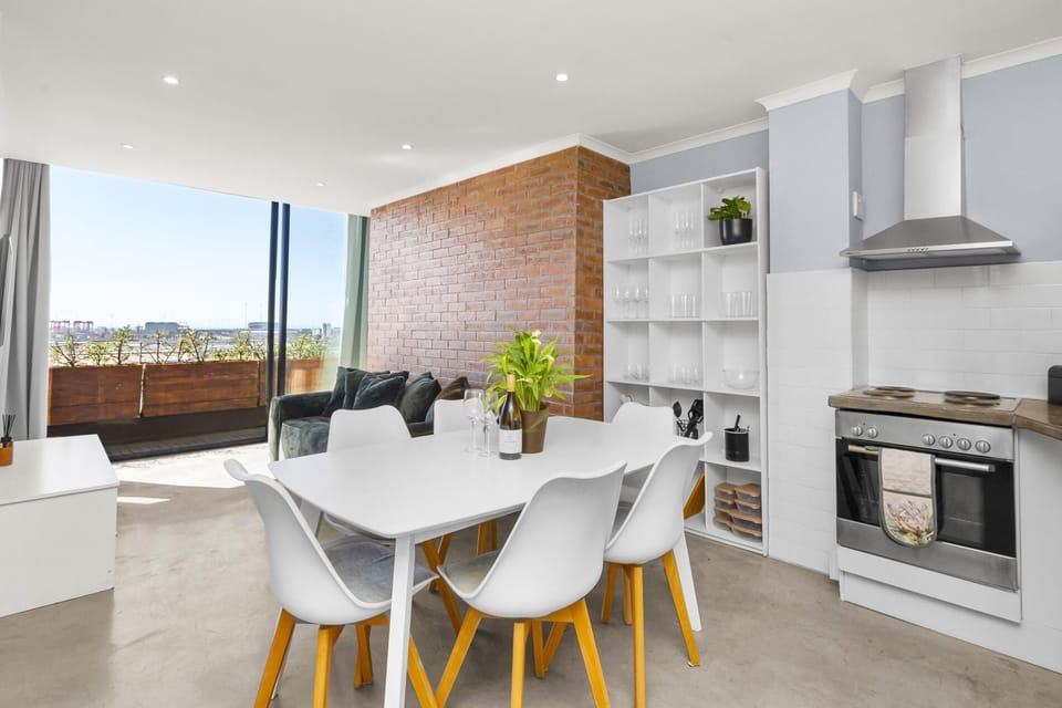 Harbour View Stylish Woodstock Apartment w Balcony (27421)