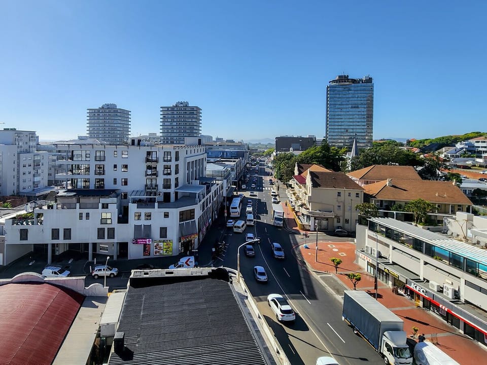 Sea Point Modern 2-Bed with Ocean & Mountain Views (31576)