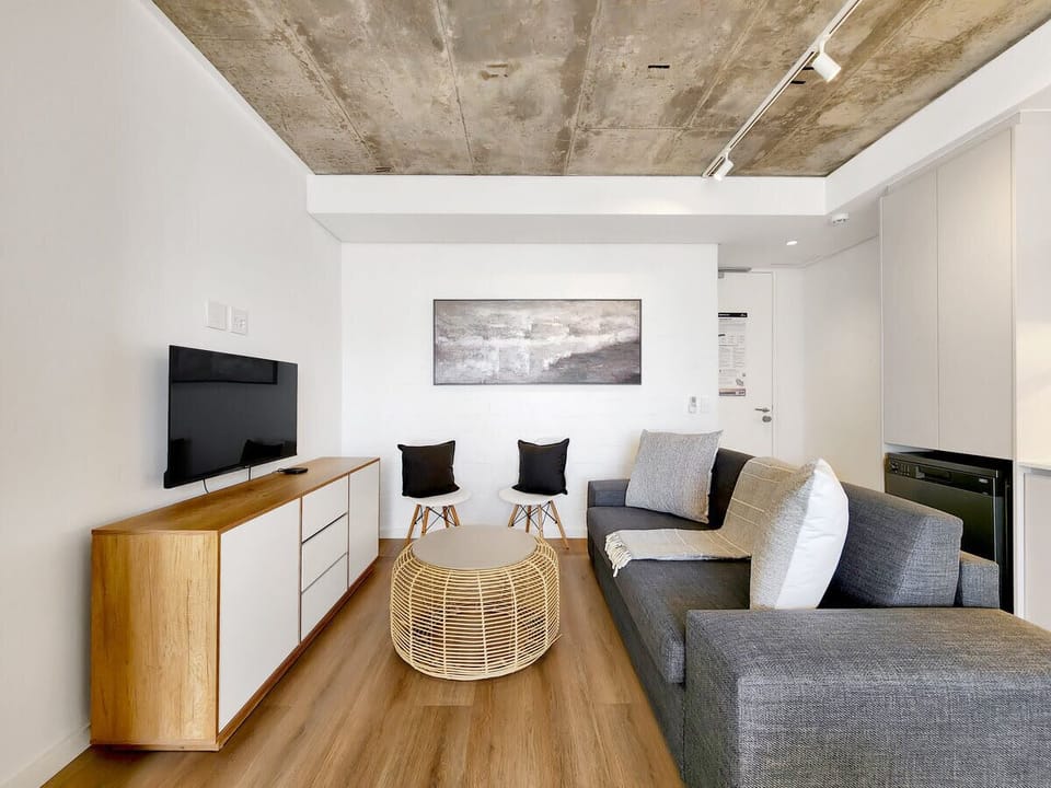 Sea Point Modern 2-Bed with Ocean & Mountain Views (31563)
